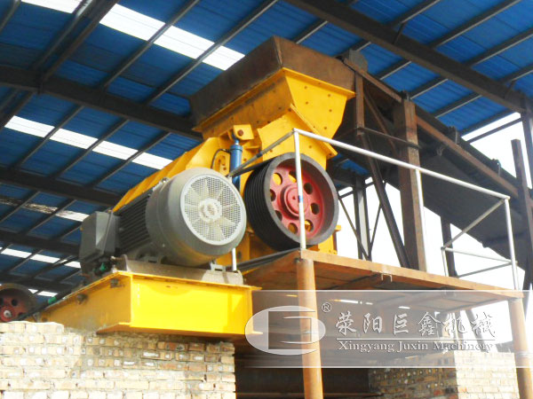 巨鑫環(huán)保錘式破碎機設備